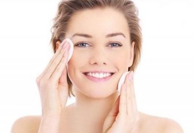 经常用卸妆水对皮肤好吗?(卸妆水和卸妆棉怎么使用)