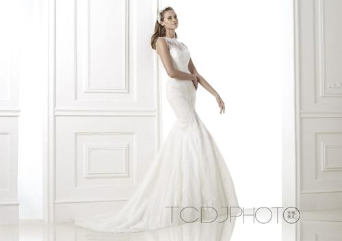 婚纱选抹胸还是一字肩(抹胸婚纱适合什么身材)(2)