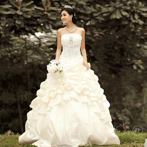 婚纱选抹胸还是一字肩(抹胸婚纱适合什么身材)(3)