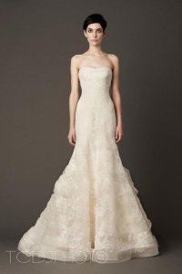 婚纱选抹胸还是一字肩(抹胸婚纱适合什么身材)