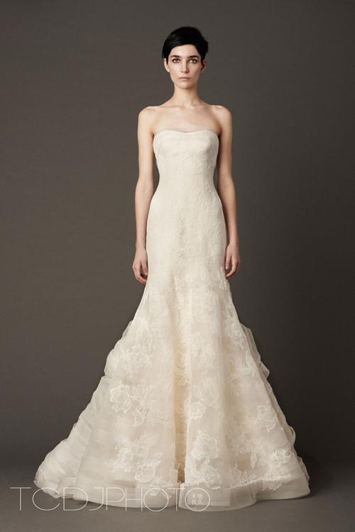 婚纱选抹胸还是一字肩(抹胸婚纱适合什么身材)(1)