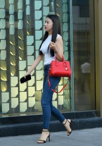 ​街拍美女：小姐姐身材不错吧！颜值高身材好就容易迷上这样的美女