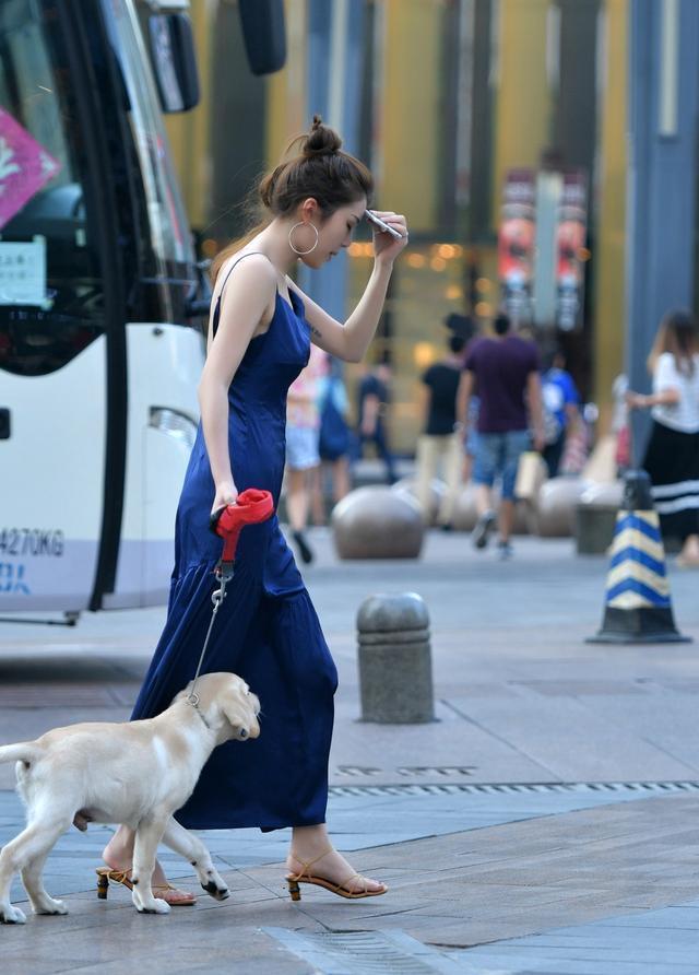 街拍美女:小姐姐身材不错吧!颜值高身材好就容易迷上这样的美女