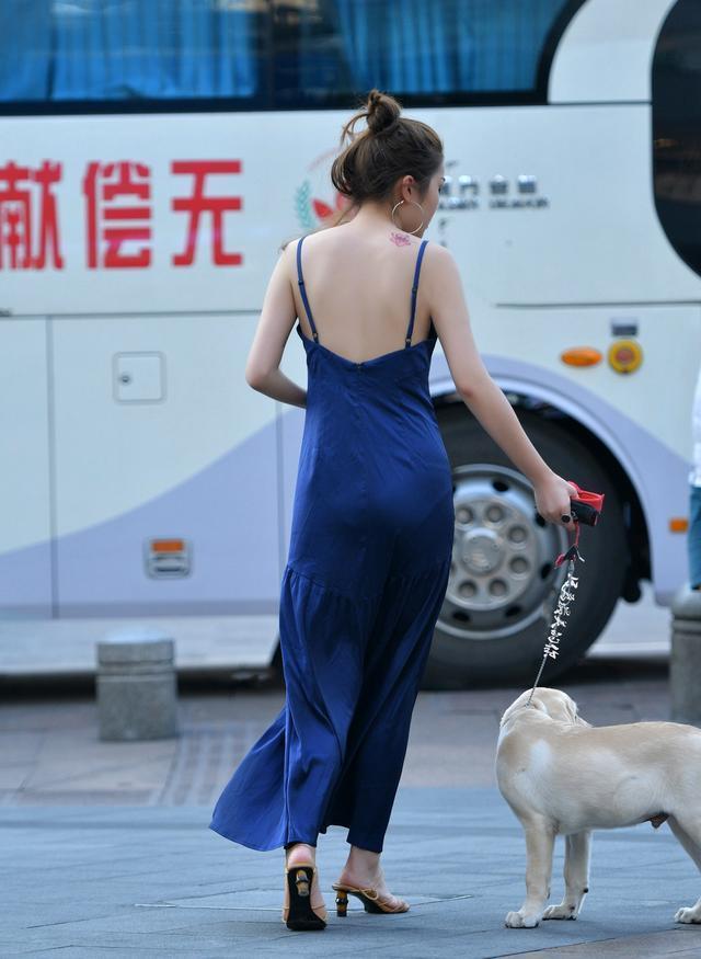 街拍美女:小姐姐身材不错吧!颜值高身材好就容易迷上这样的美女