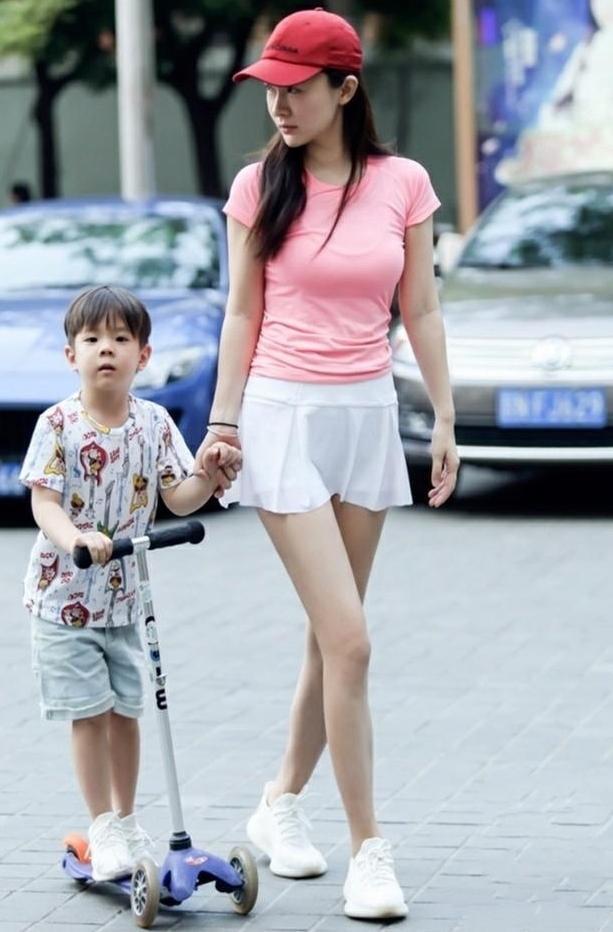 街拍美女:小姐姐身材不错吧!颜值高身材好就容易迷上这样的美女