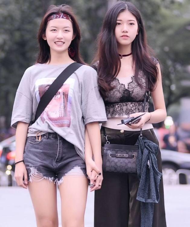 街拍: 丰满的蕾丝小阿姨, 无需近看也能感受那份“伟大”