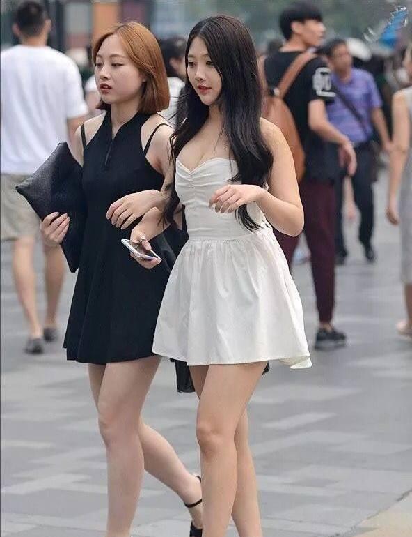 街拍: 丰满的蕾丝小阿姨, 无需近看也能感受那份“伟大”