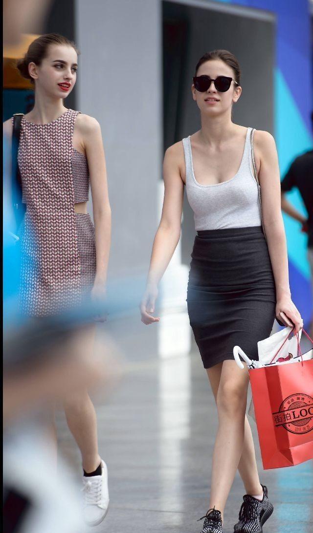 街拍: 丰满的蕾丝小阿姨, 无需近看也能感受那份“伟大”