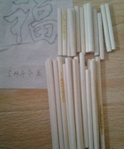 怎样用三根筷子搭出比三大比四小,怎样用三根筷子搭成比三大比四小的数?