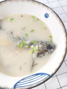 ​鲫鱼汤怎么做白（这样做出来的鲫鱼汤又香又白）
