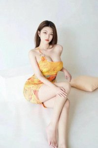 32岁性感美女在家房间拍的写真照