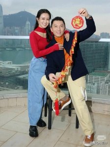 ​袁伟豪张宝儿年初六晒美照，张宝儿穿红衣牛仔裤笑容甜美明艳动人