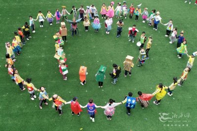 ​幼儿“环保时装秀” 庆祝“世界地球日”