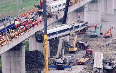 ​7.23高铁追尾事件，车头就地掩埋，无数家庭支离破碎，场面惨烈