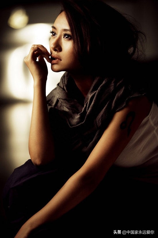 爱戴个人资料 :在性感与感性之间