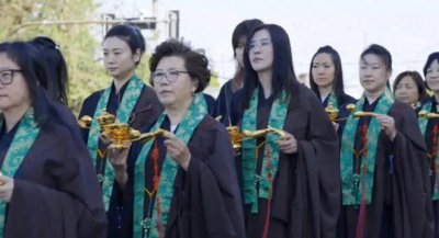 ​王祖贤在温哥华参加园游会，她披长发戴眼镜，她过的很好