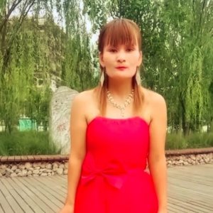 ​长的像杨幂的女生（农村妇女撞脸杨幂走红）