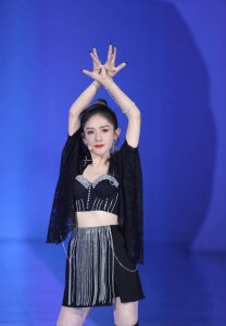 ​谢娜浪姐4公演造型太惊艳 黑色露脐女团装尽显韵味