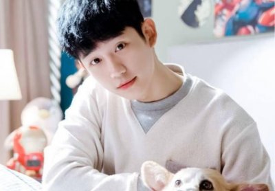 ​丁海寅颜值颇高的4张照片，尤其是第四张，得到百万粉丝的赞美