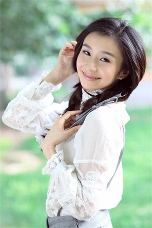 陶慧娜因拥有清澈透明的双眸、灿烂甜美的笑容，而被誉为军中之花