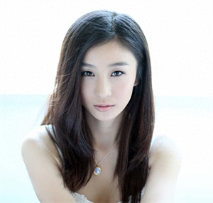 陶慧娜因拥有清澈透明的双眸、灿烂甜美的笑容，而被誉为军中之花