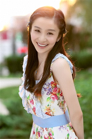 陶慧娜因拥有清澈透明的双眸、灿烂甜美的笑容，而被誉为军中之花