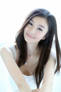 ​陶慧娜因拥有清澈透明的双眸、灿烂甜美的笑容，而被誉为军中之花