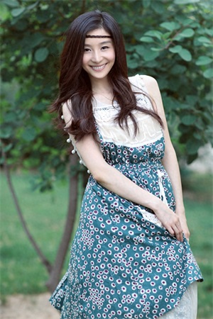 陶慧娜因拥有清澈透明的双眸、灿烂甜美的笑容，而被誉为军中之花