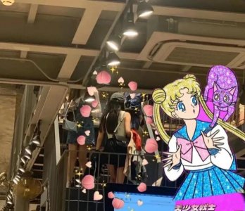 ​三里屯偶遇杨幂,身材超棒一路吸粉!