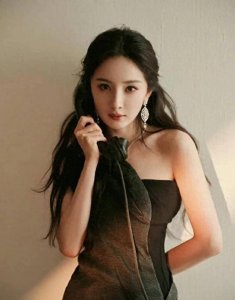 ​《娱乐圈十大美女明星：魅力大赏与深度剖析》