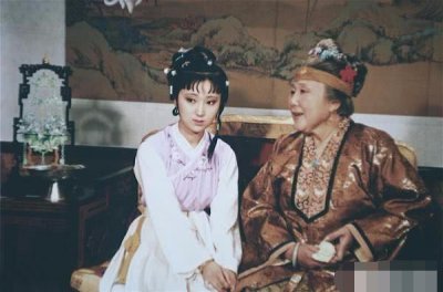 ​贾母为什么最后放弃自己疼爱的黛玉而选择宝钗，让黛玉含泪而亡