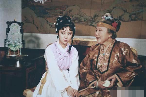 贾母为什么最后放弃自己疼爱的黛玉而选择宝钗，让黛玉含泪而亡