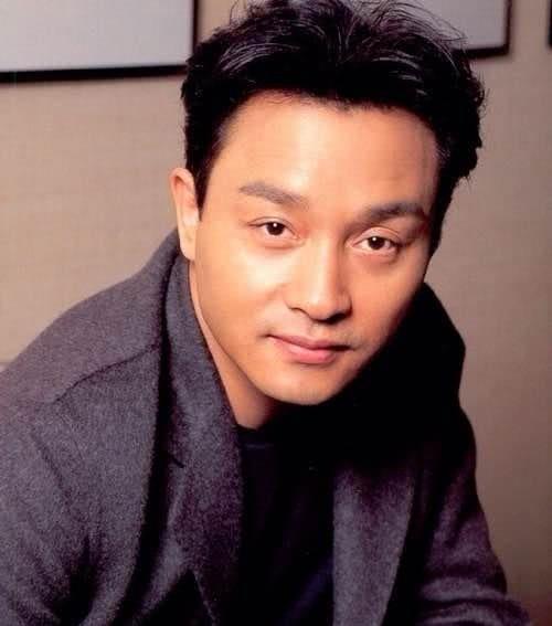 周星驰与张国荣生前合照，两位经典同框，满是回忆！