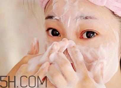 卸妆油如何正确使用？润肤露可以卸妆吗？