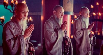 ​倚天屠龙记三渡神僧的武功在什么水平？比肩二张还是相差很多？