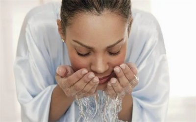 ​经常洗脸是不是容易老