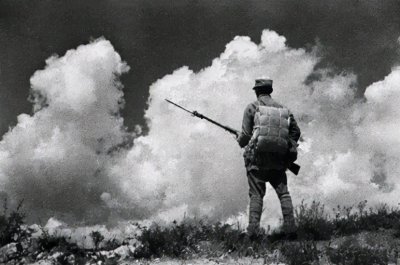 ​日本战败，裕仁天皇为什么没有被处决，甚至都没有接受审判？