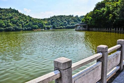 4、世界文化遗产、国家5A级旅游景区潮州市韩江风景名胜区(位于广东省中北部,珠江三角洲西岸)北依巍巍大青山,西临百丈长洋溪,是粤东海上丝绸之路的重要门户和交通枢纽。