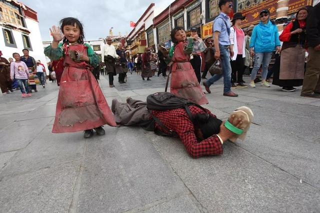 藏族人是朝拜什么（藏族人为什么要去朝拜）(3)