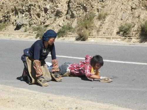 藏族人是朝拜什么（藏族人为什么要去朝拜）(4)