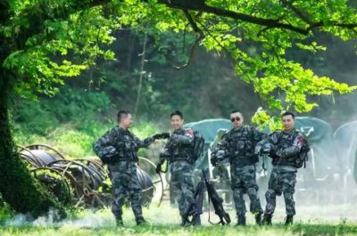 ​从解放军近年涨工资的情况分析，军人涨工资有哪几个特点？