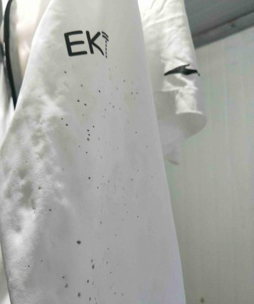 灰色衣服发黄了怎么办能够处理掉吗不是白色的衣服