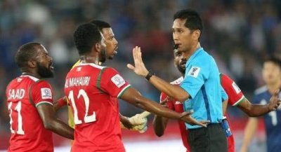 ​曝大马主裁遭亚足联禁哨 日阿战现严重错判(gif)