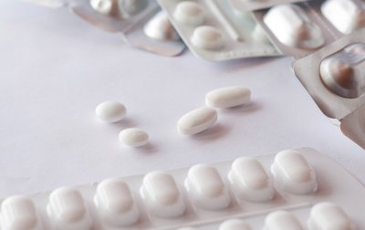 ​阿司匹林肠溶片的正确吃法（阿司匹林应该在什么时间吃，饭前还是饭后，早晨还