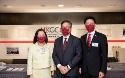 ​霍启山亮相有大将范！穿西装秀笔挺身材，比哥哥霍启刚更帅