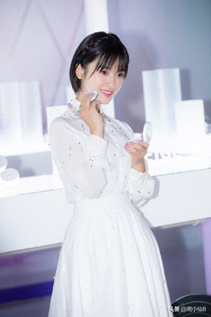 沈月，娱乐圈偶像演员，被誉为“漫画女孩”