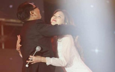 ​林志玲再遭老总熊抱，堪称被熊抱之王