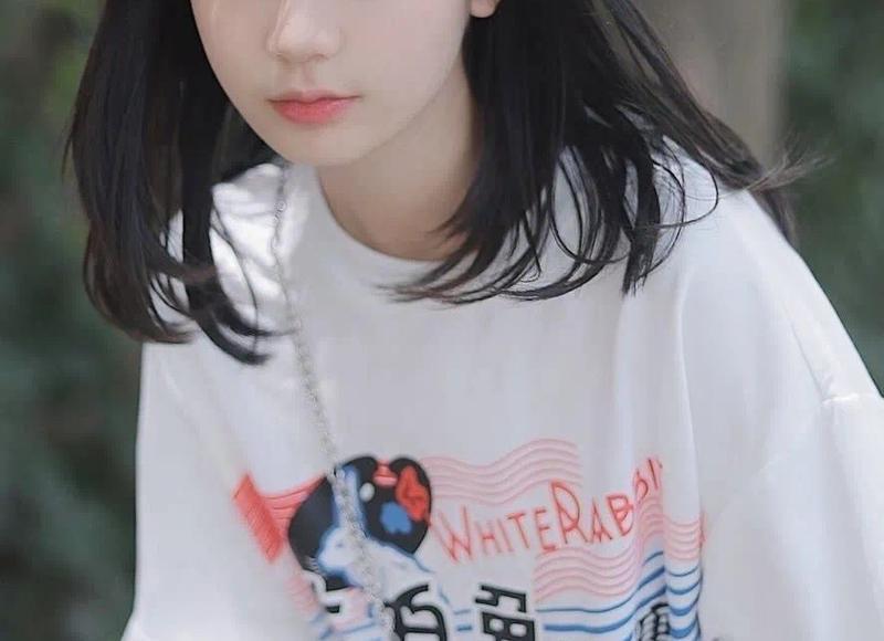 在外打工的丈夫出事，妻子借酒消愁喝到烂醉，小叔从饭店把她抱回