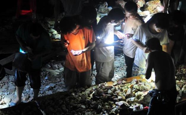 揭秘深圳“鬼市”，凌晨3点开市天亮消失，为何当地人都爱去？