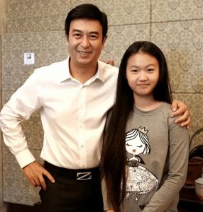 ​张嘉译的四位“女儿”：前三位都火成一线，就她怎么捧都不火